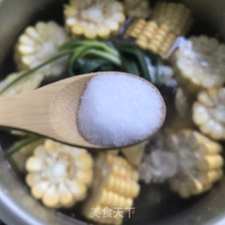 玉米排骨汤的做法步骤：6