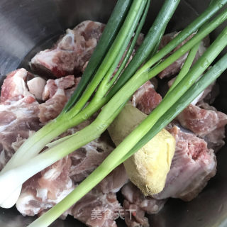 玉米排骨汤的做法步骤：1