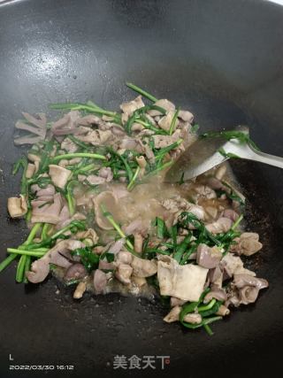 鸭杂炒春韭的做法步骤：5