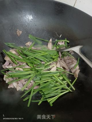 鸭杂炒春韭的做法步骤：3