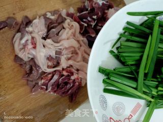 鸭杂炒春韭的做法步骤：1
