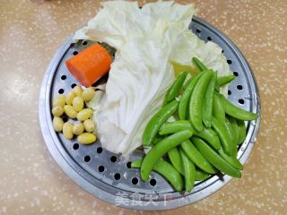 鸡胸肉拌豆时蔬的做法步骤：1