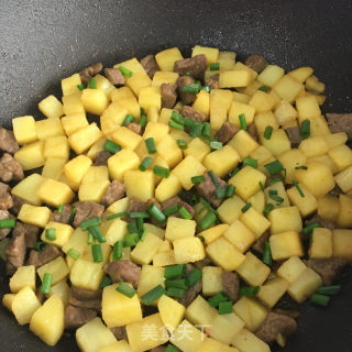 牛肉粒炒土豆丁的做法步骤：8
