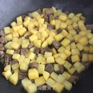 牛肉粒炒土豆丁的做法步骤：7