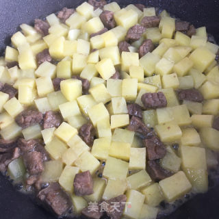 牛肉粒炒土豆丁的做法步骤：5
