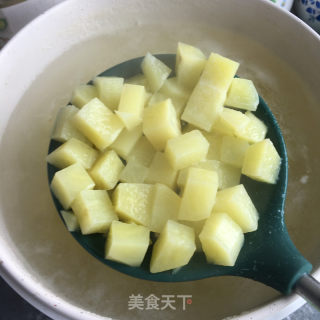牛肉粒炒土豆丁的做法步骤：4