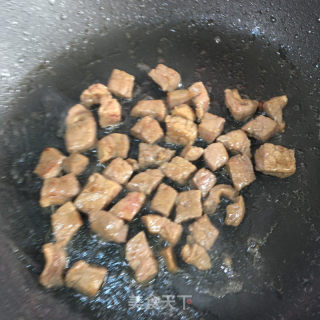 牛肉粒炒土豆丁的做法步骤：3