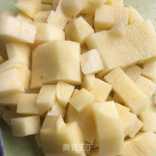 牛肉粒炒土豆丁的做法步骤：2