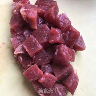 牛肉粒炒土豆丁的做法步骤：1