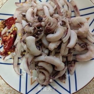 黄豆酱炒鱿鱼的做法步骤：1