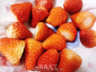 冰点草莓的做法步骤：1