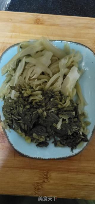 黑鱼片扒酸菜的做法步骤：1