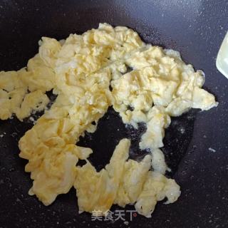 鸡蛋炒韭菜的做法步骤：2