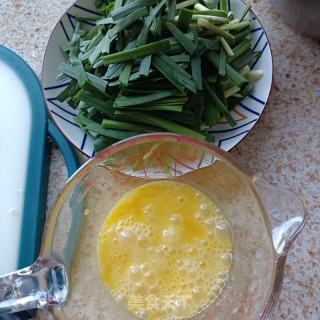 鸡蛋炒韭菜的做法步骤：1