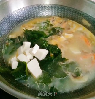 大虾裙带菜豆腐汤的做法步骤：4