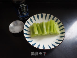 凉拌莴笋的做法步骤：1