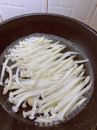 海鲜菇炒蛋的做法步骤：2