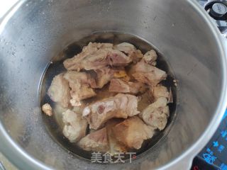 清炖萝卜排骨汤的做法步骤：2
