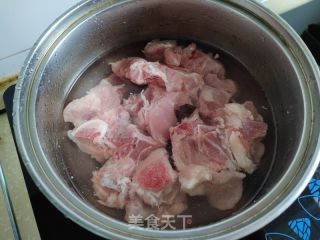 清炖萝卜排骨汤的做法步骤：1