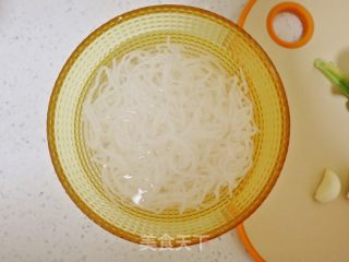 凉拌魔芋粉丝的做法步骤：2