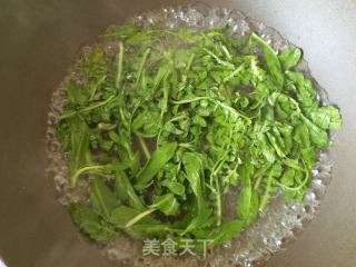 荠菜烩豆腐泡的做法步骤：1