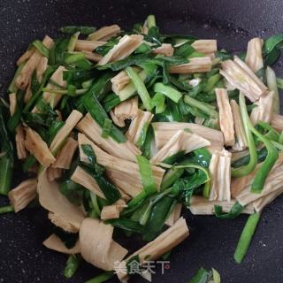 腐竹炒韭菜的做法步骤：8