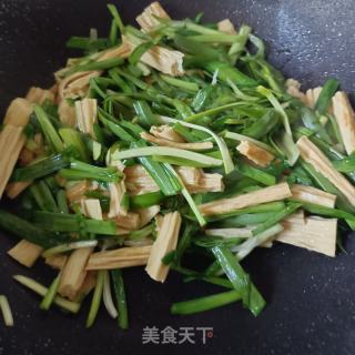 腐竹炒韭菜的做法步骤：6