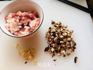 香菇炸酱面的做法步骤：2