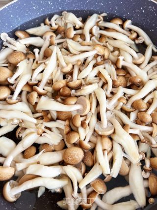 第戎芥末芝麻酱拌蘑菇的做法步骤：2