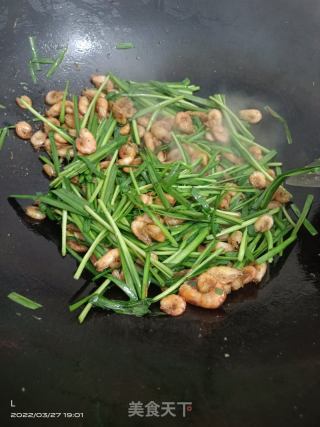 韭菜炒河虾的做法步骤：7