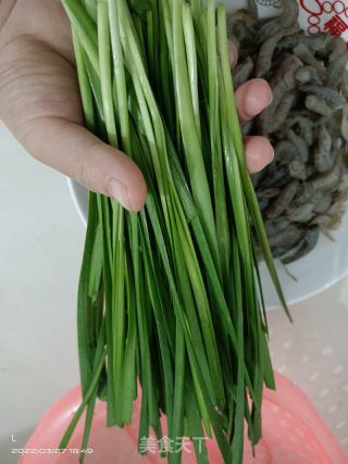 韭菜炒河虾的做法步骤：3