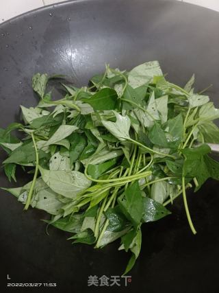 清炒番薯叶的做法步骤：2