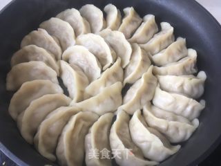 水煎饺的做法步骤：9