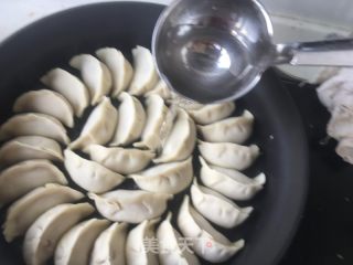 水煎饺的做法步骤：7