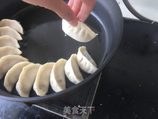 水煎饺的做法步骤：3