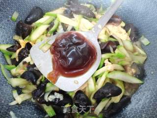 西葫芦炒木耳鸡蛋的做法步骤：11