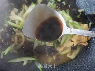 西葫芦炒木耳鸡蛋的做法步骤：10