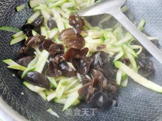 西葫芦炒木耳鸡蛋的做法步骤：8