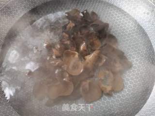 西葫芦炒木耳鸡蛋的做法步骤：4