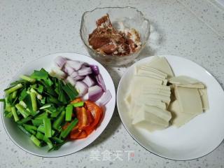 千叶豆腐炒韭菜的做法步骤：1