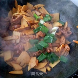 肥肠炒春笋的做法步骤：13