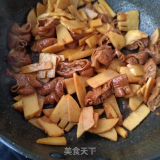 肥肠炒春笋的做法步骤：12