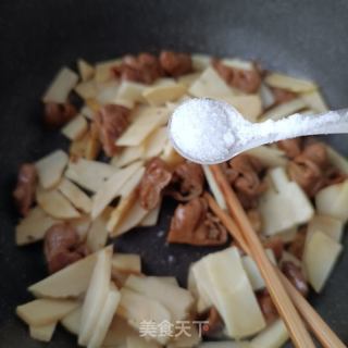 肥肠炒春笋的做法步骤：8