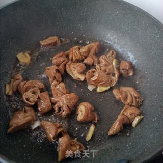 肥肠炒春笋的做法步骤：6