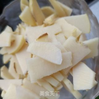 肥肠炒春笋的做法步骤：4