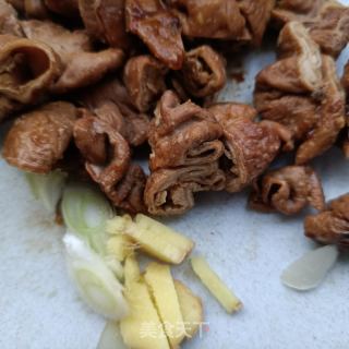 肥肠炒春笋的做法步骤：2