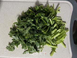 芝麻拌茼蒿的做法步骤：1