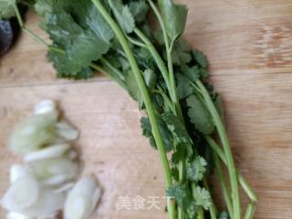 海参猪血香菜汤的做法步骤：2