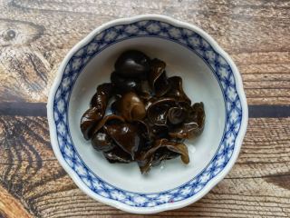 香葱木耳炒鸡蛋的做法步骤：4