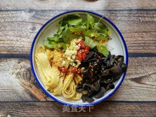荆芥木耳拌豆腐皮的做法步骤：7